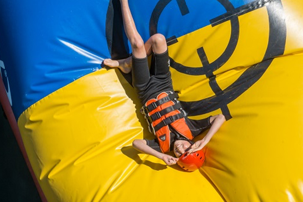 Parque Acuático y de Aventura Waimarino - Descubre diversión sin fin en el Parque Acuático y de Aventura Waimarino en Tauranga. Disfruta de actividades emocionantes como el BLOB, el columpio Tarzán y el tobogán resbaladizo, o haz kayak por el tranquilo río Wairoa. Perfecto para familias y aventureros, el parque ofrece relajación con áreas de picnic y comodidades confortables. Planifica tu visita hoy. Parque Acuático y de Aventura Waimarino - Imagen 2 de 5