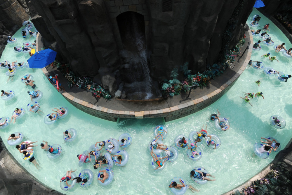 Caribbean Bay Wasserpark Seoul - Tauchen Sie ein in das Abenteuer im Caribbean Bay Wasserpark, Südkoreas Top-Wasserfreizeitpark. Der Caribbean Bay Wasserpark bietet aufregende Rutschen wie die Mega Storm und Wild River sowie riesige Wellenbecken, die das Karibische Meer nachahmen. Entspannen Sie im Innenbereich des Aquatic Centers mit Saunen und familienfreundlichen Kinderpools. Der Caribbean Bay Wasserpark ist perfekt für Adrenalinjunkies und jene, die entspannen möchten. Genießen Sie endlosen Spaß und unvergessliche Erinnerungen im Caribbean Bay Wasserpark. Buchen Sie Ihre Tickets für den Caribbean Bay Wasserpark noch heute für einen großartigen Tag! Caribbean Bay Wasserpark Seoul - Bild 1 von 5