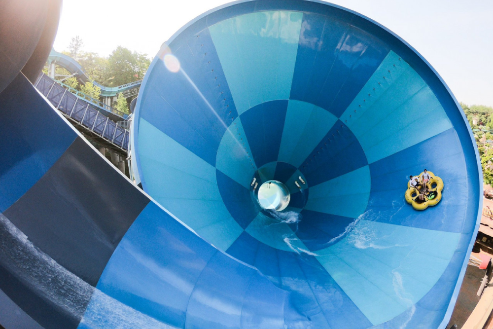 Caribbean Bay Wasserpark Seoul - Tauchen Sie ein in das Abenteuer im Caribbean Bay Wasserpark, Südkoreas Top-Wasserfreizeitpark. Der Caribbean Bay Wasserpark bietet aufregende Rutschen wie die Mega Storm und Wild River sowie riesige Wellenbecken, die das Karibische Meer nachahmen. Entspannen Sie im Innenbereich des Aquatic Centers mit Saunen und familienfreundlichen Kinderpools. Der Caribbean Bay Wasserpark ist perfekt für Adrenalinjunkies und jene, die entspannen möchten. Genießen Sie endlosen Spaß und unvergessliche Erinnerungen im Caribbean Bay Wasserpark. Buchen Sie Ihre Tickets für den Caribbean Bay Wasserpark noch heute für einen großartigen Tag! Caribbean Bay Wasserpark Seoul - Bild 2 von 5