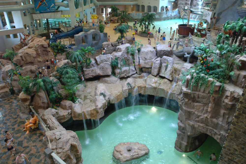 Caribbean Bay Wasserpark Seoul - Tauchen Sie ein in das Abenteuer im Caribbean Bay Wasserpark, Südkoreas Top-Wasserfreizeitpark. Der Caribbean Bay Wasserpark bietet aufregende Rutschen wie die Mega Storm und Wild River sowie riesige Wellenbecken, die das Karibische Meer nachahmen. Entspannen Sie im Innenbereich des Aquatic Centers mit Saunen und familienfreundlichen Kinderpools. Der Caribbean Bay Wasserpark ist perfekt für Adrenalinjunkies und jene, die entspannen möchten. Genießen Sie endlosen Spaß und unvergessliche Erinnerungen im Caribbean Bay Wasserpark. Buchen Sie Ihre Tickets für den Caribbean Bay Wasserpark noch heute für einen großartigen Tag! Caribbean Bay Wasserpark Seoul - Bild 3 von 5