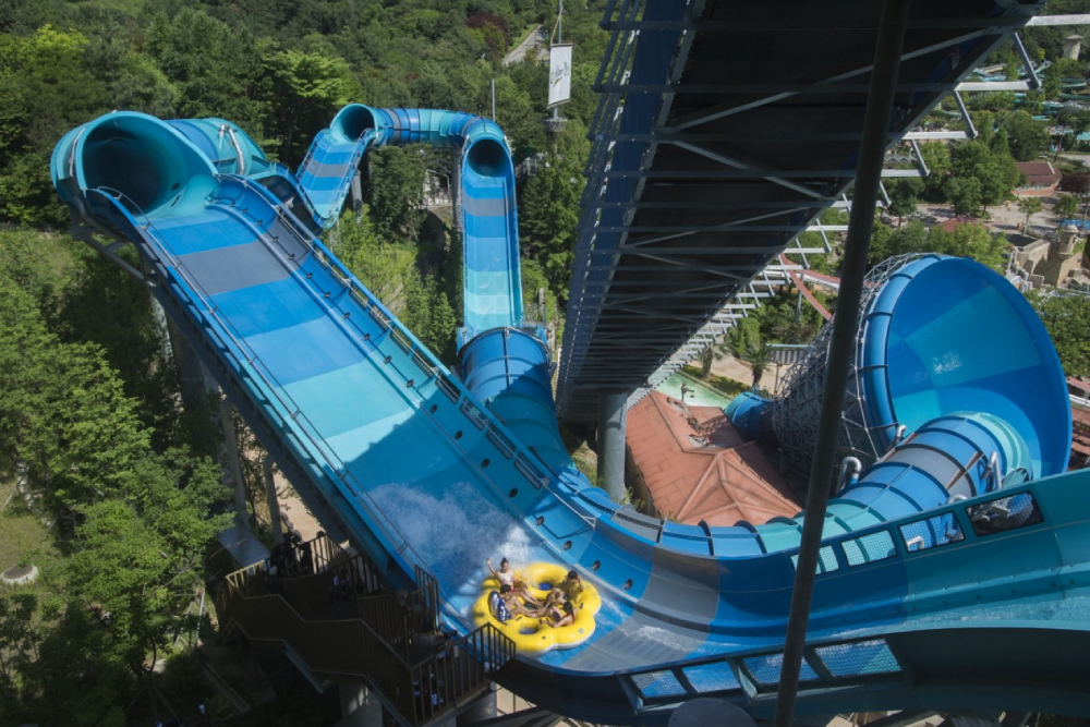 Caribbean Bay Wasserpark Seoul - Tauchen Sie ein in das Abenteuer im Caribbean Bay Wasserpark, Südkoreas Top-Wasserfreizeitpark. Der Caribbean Bay Wasserpark bietet aufregende Rutschen wie die Mega Storm und Wild River sowie riesige Wellenbecken, die das Karibische Meer nachahmen. Entspannen Sie im Innenbereich des Aquatic Centers mit Saunen und familienfreundlichen Kinderpools. Der Caribbean Bay Wasserpark ist perfekt für Adrenalinjunkies und jene, die entspannen möchten. Genießen Sie endlosen Spaß und unvergessliche Erinnerungen im Caribbean Bay Wasserpark. Buchen Sie Ihre Tickets für den Caribbean Bay Wasserpark noch heute für einen großartigen Tag! Caribbean Bay Wasserpark Seoul - Bild 4 von 5