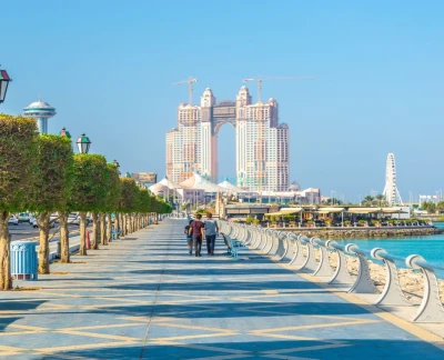 Visite haut de gamme d'une journée complète à Abu Dhabi au départ de Dubaï - Visitez tous les principaux sites d'Abu Dhabi, notamment la Grande Mosquée Sheikh Zayed – un incontournable d'Abu Dhabi, l'hôtel Emirates Palace, Ferrari World et le circuit de Formule 1. Vous aurez l'occasion d'explorer la Corniche d'Abu Dhabi, la bande côtière où vous passerez devant une architecture impressionnante qui compose la silhouette de la ville. Visite haut de gamme d'une journée complète à Abu Dhabi au départ de Dubaï - Image 2 sur 5