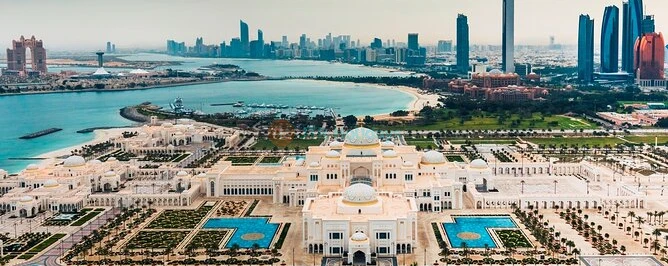 Visite haut de gamme d'une journée complète à Abu Dhabi au départ de Dubaï - Visitez tous les principaux sites d'Abu Dhabi, notamment la Grande Mosquée Sheikh Zayed – un incontournable d'Abu Dhabi, l'hôtel Emirates Palace, Ferrari World et le circuit de Formule 1. Vous aurez l'occasion d'explorer la Corniche d'Abu Dhabi, la bande côtière où vous passerez devant une architecture impressionnante qui compose la silhouette de la ville. Visite haut de gamme d'une journée complète à Abu Dhabi au départ de Dubaï - Image 3 sur 5