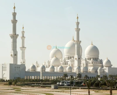 Visite haut de gamme d'une journée complète à Abu Dhabi au départ de Dubaï - Visitez tous les principaux sites d'Abu Dhabi, notamment la Grande Mosquée Sheikh Zayed – un incontournable d'Abu Dhabi, l'hôtel Emirates Palace, Ferrari World et le circuit de Formule 1. Vous aurez l'occasion d'explorer la Corniche d'Abu Dhabi, la bande côtière où vous passerez devant une architecture impressionnante qui compose la silhouette de la ville. Visite haut de gamme d'une journée complète à Abu Dhabi au départ de Dubaï - Image 5 sur 5