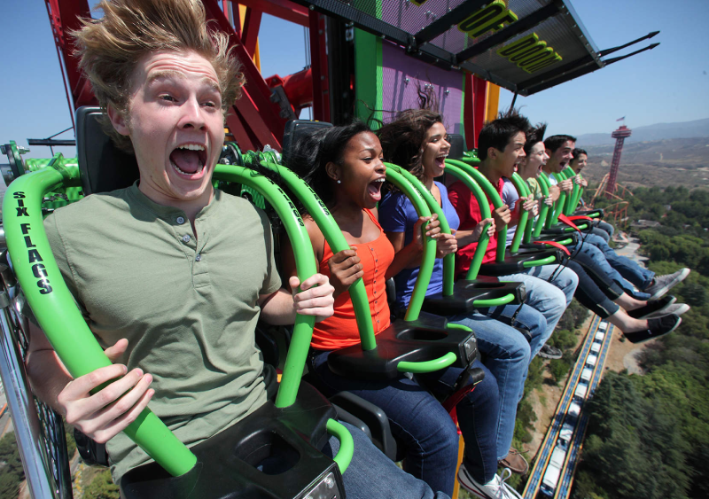 Six Flags Magic Mountain – Atracciones emocionantes y diversión