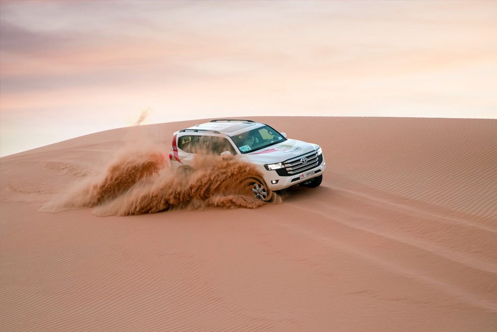 アブダビの朝の砂漠サファリ - アブダビのアル・ハティム砂漠で、4x4による砂丘バッシングの興奮を体験してください。朝の砂漠サファリに参加してラクダ乗り、サンドボード、キャンプサイトでのさわやかなひとときをお楽しみください。忘れられない砂漠体験のために今すぐご予約ください。 アブダビの朝の砂漠サファリ - 画像 1 の 5