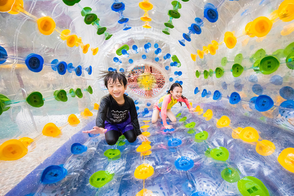 SeaLaLa Wasserpark Seoul - Entdecken Sie den SeaLaLa Wasserpark, das ultimative Indoor-Ziel in Seoul, wo Spaß und Entspannung zusammenkommen. Im SeaLaLa Wasserpark genießen Sie aufregende Wasserattraktionen und das einzigartige Erlebnis eines koreanischen Jjimjilbang. Der SeaLaLa Wasserpark bietet einen perfekten Rückzugsort für Familien und Paare, wobei Sicherheit, Sauberkeit und endloser Spaß garantiert sind. Entspannen Sie in der Sauna, genießen Sie köstliches Essen und schaffen Sie unvergessliche Erinnerungen im SeaLaLa Wasserpark. Machen Sie Ihren Besuch im SeaLaLa Wasserpark zum Highlight Ihrer Reise nach Seoul! SeaLaLa Wasserpark Seoul - Bild 4 von 5
