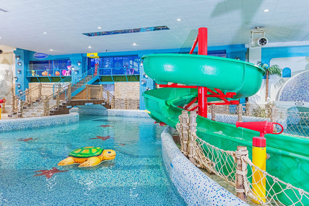SeaLaLa Wasserpark Seoul - Entdecken Sie den SeaLaLa Wasserpark, das ultimative Indoor-Ziel in Seoul, wo Spaß und Entspannung zusammenkommen. Im SeaLaLa Wasserpark genießen Sie aufregende Wasserattraktionen und das einzigartige Erlebnis eines koreanischen Jjimjilbang. Der SeaLaLa Wasserpark bietet einen perfekten Rückzugsort für Familien und Paare, wobei Sicherheit, Sauberkeit und endloser Spaß garantiert sind. Entspannen Sie in der Sauna, genießen Sie köstliches Essen und schaffen Sie unvergessliche Erinnerungen im SeaLaLa Wasserpark. Machen Sie Ihren Besuch im SeaLaLa Wasserpark zum Highlight Ihrer Reise nach Seoul! SeaLaLa Wasserpark Seoul - Bild 5 von 5