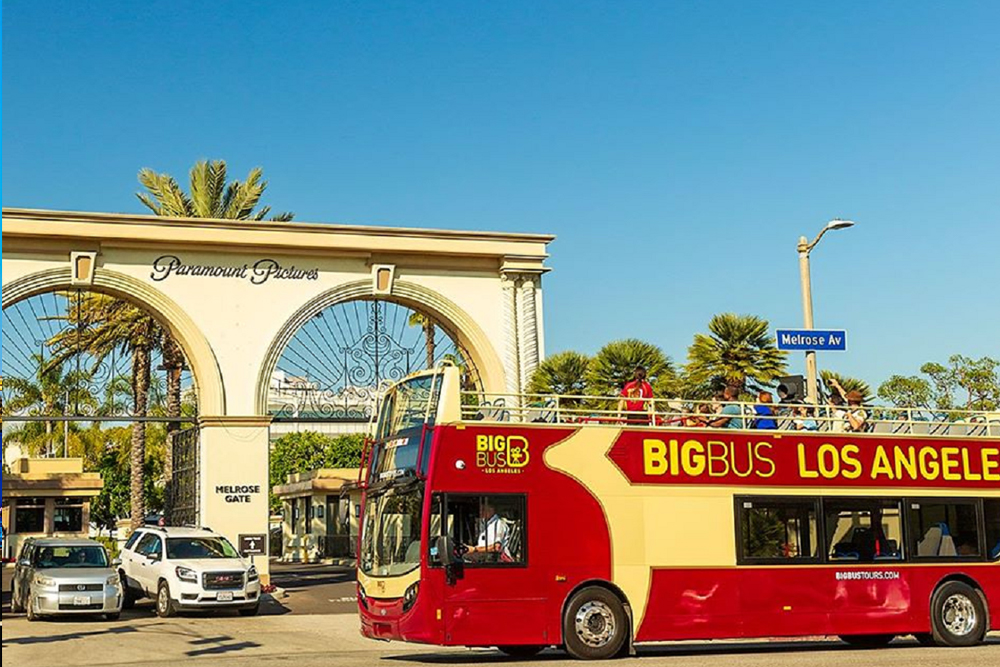 Big Bus Los Angeles + Celebrity Homes Tour - Esplora Los Angeles comodamente con Big Bus Tours! Salta su e giù nelle attrazioni principali come Hollywood, Beverly Hills e il Santa Monica Pier. Goditi viste mozzafiato da un autobus a due piani scoperto e scopri la ricca storia della città con una guida audio multilingue. Perfetto per visitare la città al tuo ritmo, Big Bus Tours offre un modo indimenticabile di vivere i luoghi più iconici di LA. Big Bus Los Angeles + Celebrity Homes Tour - Immagine 3 di 5