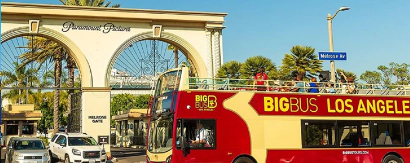 ビッグバスツアーズ ロサンゼルス - Big Bus Toursで快適にロサンゼルスを満喫しましょう!ハリウッド、ビバリーヒルズ、サンタモニカ・ピアなどの人気スポットで自由に乗り降りできます。オープントップの二階建てバスからの美しい眺めを楽しみ、多言語対応のオーディオガイドで街の豊かな歴史を学べます。自分のペースで観光するのにぴったりのBig Bus Toursは、ロサンゼルスの最も象徴的な名所を忘れられない方法で体験させてくれます。 ビッグバスツアーズ ロサンゼルス - 画像 3 の 5