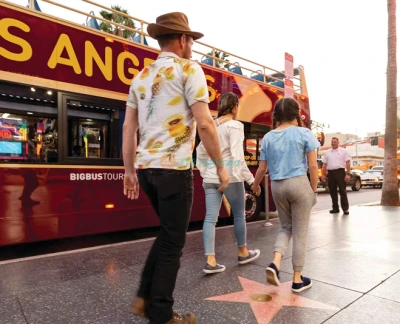 ビッグバスツアーズ ロサンゼルス - Big Bus Toursで快適にロサンゼルスを満喫しましょう!ハリウッド、ビバリーヒルズ、サンタモニカ・ピアなどの人気スポットで自由に乗り降りできます。オープントップの二階建てバスからの美しい眺めを楽しみ、多言語対応のオーディオガイドで街の豊かな歴史を学べます。自分のペースで観光するのにぴったりのBig Bus Toursは、ロサンゼルスの最も象徴的な名所を忘れられない方法で体験させてくれます。 ビッグバスツアーズ ロサンゼルス - 画像 5 の 5
