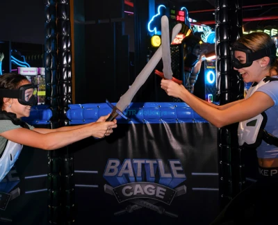 Loco Bear Dubai - Entdecken Sie endlosen Spaß bei Loco Bear Dubai, dem ultimativen Indoor-Familienunterhaltungszentrum. Genießen Sie über 12 spannende Attraktionen, darunter Trampoline, Arcade-Spiele, VR-Erlebnisse, Slime Universe und aufregende Fahrgeschäfte wie den Roll Glider. Perfekt für alle Altersgruppen, gewährleistet der Veranstaltungsort Sicherheit und unvergessliche Erinnerungen. Entspannen und tanken Sie neue Energie in der Loco Lounge mit köstlichen Speiseangeboten. Loco Bear Dubai - Bild 2 von 5