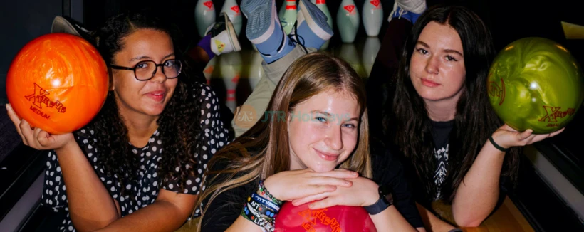 Loco Bear Dubai - Entdecken Sie endlosen Spaß bei Loco Bear Dubai, dem ultimativen Indoor-Familienunterhaltungszentrum. Genießen Sie über 12 spannende Attraktionen, darunter Trampoline, Arcade-Spiele, VR-Erlebnisse, Slime Universe und aufregende Fahrgeschäfte wie den Roll Glider. Perfekt für alle Altersgruppen, gewährleistet der Veranstaltungsort Sicherheit und unvergessliche Erinnerungen. Entspannen und tanken Sie neue Energie in der Loco Lounge mit köstlichen Speiseangeboten. Loco Bear Dubai - Bild 3 von 5
