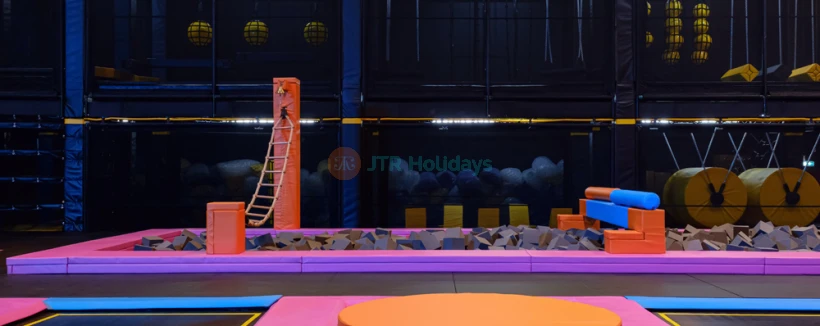 Loco Bear Dubai - Entdecken Sie endlosen Spaß bei Loco Bear Dubai, dem ultimativen Indoor-Familienunterhaltungszentrum. Genießen Sie über 12 spannende Attraktionen, darunter Trampoline, Arcade-Spiele, VR-Erlebnisse, Slime Universe und aufregende Fahrgeschäfte wie den Roll Glider. Perfekt für alle Altersgruppen, gewährleistet der Veranstaltungsort Sicherheit und unvergessliche Erinnerungen. Entspannen und tanken Sie neue Energie in der Loco Lounge mit köstlichen Speiseangeboten. Loco Bear Dubai - Bild 4 von 5
