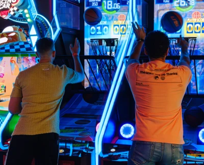 Loco Bear Dubai - Entdecken Sie endlosen Spaß bei Loco Bear Dubai, dem ultimativen Indoor-Familienunterhaltungszentrum. Genießen Sie über 12 spannende Attraktionen, darunter Trampoline, Arcade-Spiele, VR-Erlebnisse, Slime Universe und aufregende Fahrgeschäfte wie den Roll Glider. Perfekt für alle Altersgruppen, gewährleistet der Veranstaltungsort Sicherheit und unvergessliche Erinnerungen. Entspannen und tanken Sie neue Energie in der Loco Lounge mit köstlichen Speiseangeboten. Loco Bear Dubai - Bild 5 von 5