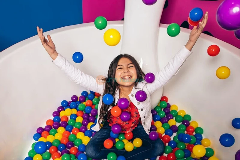 Los Angeles Illusion Museum: Mind-Bending Exhibits & Upside Down House - JTR Holidays - Image 6 of 9