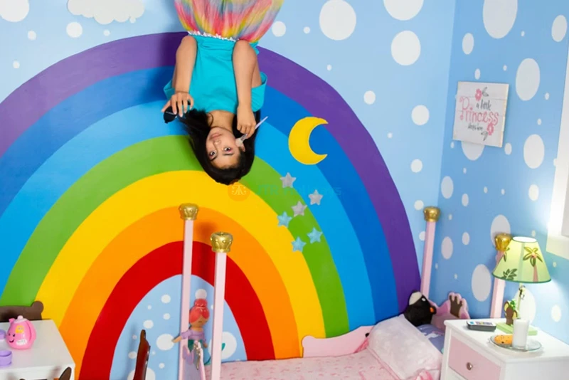 Los Angeles Illusion Museum: Mind-Bending Exhibits & Upside Down House - JTR Holidays