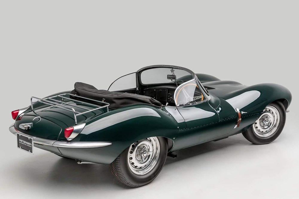 Museo Automotriz Petersen - Descubre el fascinante mundo de los automóviles en el Museo Automotriz Petersen en Los Ángeles. Explora más de 500 vehículos icónicos, desde clásicos de lujo hasta favoritos de Hollywood como el famoso auto que viaja en el tiempo. Aprende sobre la historia automotriz a través de exhibiciones dinámicas y maravíllate con diseños de vanguardia. Perfecto para entusiastas de los autos y familias por igual. Museo Automotriz Petersen - Imagen 3 de 5