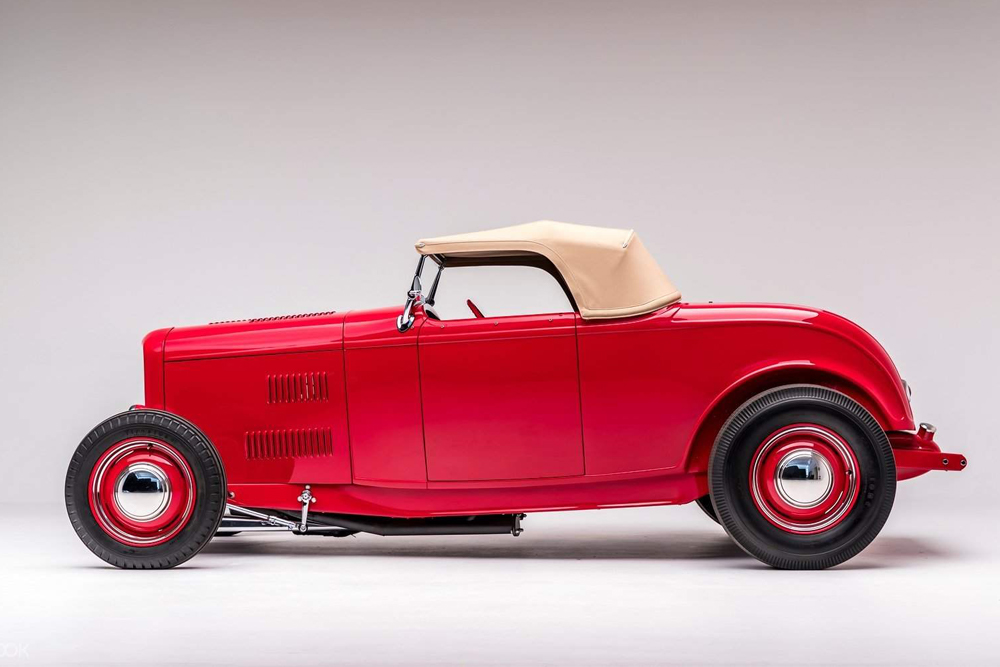 Museo Automotriz Petersen - Descubre el fascinante mundo de los automóviles en el Museo Automotriz Petersen en Los Ángeles. Explora más de 500 vehículos icónicos, desde clásicos de lujo hasta favoritos de Hollywood como el famoso auto que viaja en el tiempo. Aprende sobre la historia automotriz a través de exhibiciones dinámicas y maravíllate con diseños de vanguardia. Perfecto para entusiastas de los autos y familias por igual. Museo Automotriz Petersen - Imagen 4 de 5