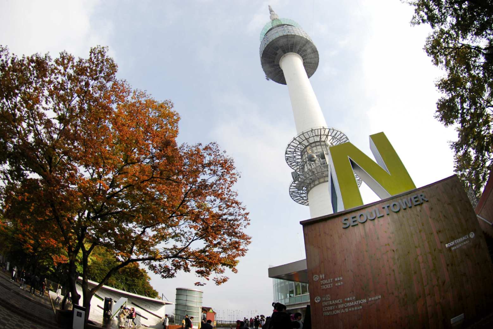 Nソウルタワー - Nソウルタワーの展望台から息をのむような市街の眺めをお楽しみください。Nソウルタワーではソウル市街や南山の息をのむようなパノラマビューが広がり、忘れられない写真にぴったりです。夕日を眺めながら美味しい料理を楽しめるNソウルタワーは、旅行者なら必見のスポットです。昼でも夜でも、Nソウルタワーは市街を一望できる素晴らしい体験を提供します。今すぐNソウルタワーでソウルの美しさを発見してください! Nソウルタワー - 画像 2 の 5