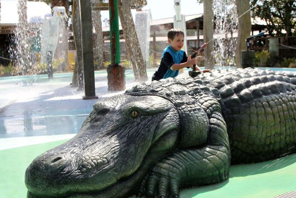 Gatorland Orlando - Entdecken Sie Gatorland Orlando, einen 110 Hektar großen Themenpark und Wildschutzgebiet, der aufregende Begegnungen mit Alligatoren, Krokodilen und der Tierwelt Floridas bietet. Erkunden Sie Attraktionen wie den White Gator Swamp und Jungle Crocs der Welt. Genießen Sie Live-Shows, interaktive Erlebnisse und unvergessliche Abenteuer in Gatorland Orlando. Perfekt für Familien und Wildtierliebhaber verspricht Gatorland Orlando einen Tag voller Spannung und Entdeckungen. Gatorland Orlando - Bild 4 von 5
