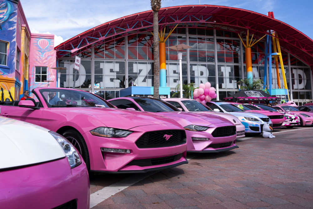 Billet pour le Musée automobile d'Orlando - Découvrez le Musée automobile d'Orlando, qui abrite plus de 2 000 véhicules évalués à 200 millions USD. Le Musée automobile d'Orlando présente des voitures classiques, des motos, des bateaux et des véhicules de cinéma emblématiques tels que la Batmobile et « Greased Lightning ». Avec plus de 20 salles thématiques, le Musée automobile d'Orlando offre une expérience unique pour les passionnés d'automobile et de cinéma. Ne manquez pas cette incroyable collection au Musée automobile d'Orlando. Billet pour le Musée automobile d'Orlando - Image 1 sur 5
