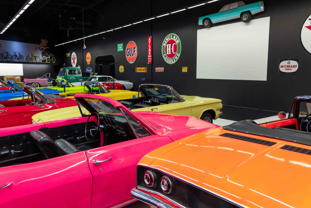 Billet pour le Musée automobile d'Orlando - Découvrez le Musée automobile d'Orlando, qui abrite plus de 2 000 véhicules évalués à 200 millions USD. Le Musée automobile d'Orlando présente des voitures classiques, des motos, des bateaux et des véhicules de cinéma emblématiques tels que la Batmobile et « Greased Lightning ». Avec plus de 20 salles thématiques, le Musée automobile d'Orlando offre une expérience unique pour les passionnés d'automobile et de cinéma. Ne manquez pas cette incroyable collection au Musée automobile d'Orlando. Billet pour le Musée automobile d'Orlando - Image 2 sur 5
