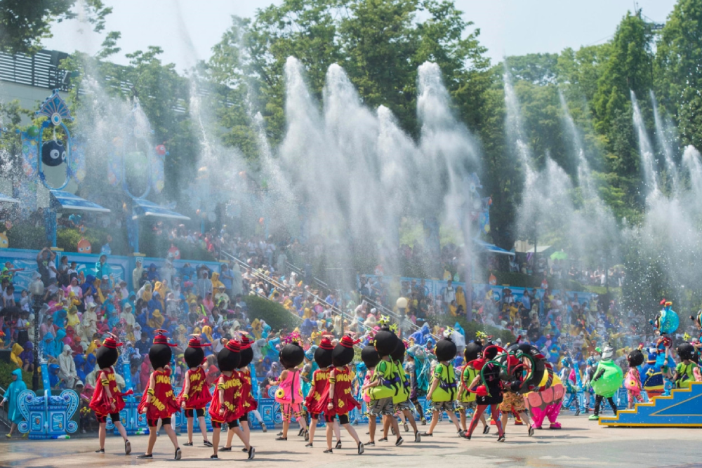 Everland Freizeitpark Gyeonggi - Erleben Sie endlosen Spaß im Everland Freizeitpark Gyeonggi, dem größten Freizeitpark Südkoreas. Der Everland Freizeitpark Gyeonggi bietet aufregende Fahrgeschäfte, spannende Attraktionen und fünf einzigartige Zonen für alle Altersgruppen. Besuchen Sie Zootopia im Everland Freizeitpark Gyeonggi und sehen Sie über 2.000 Tiere aus nächster Nähe, einschließlich Löwen, Giraffen und Elefanten. Genießen Sie die berühmte T-Express-Achterbahn und themenbezogene Festivals im Everland Freizeitpark Gyeonggi das ganze Jahr über. Perfekt für Familien, Freunde und Abenteurer verspricht der Everland Freizeitpark Gyeonggi unvergessliche Erinnerungen! Everland Freizeitpark Gyeonggi - Bild 2 von 5