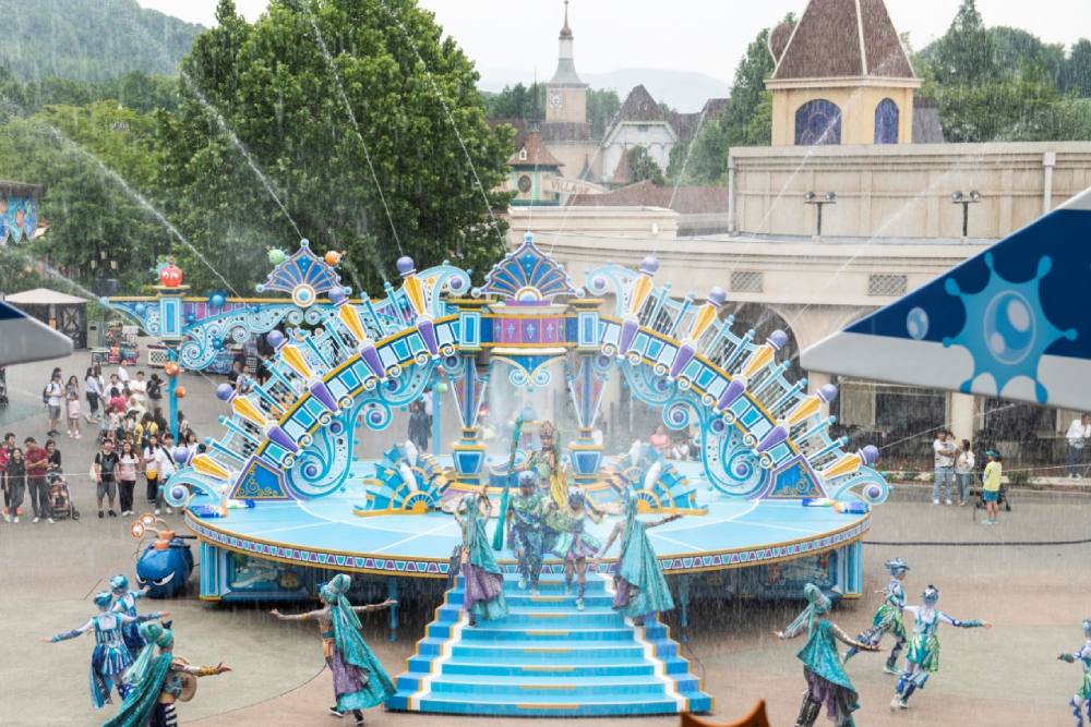 Everland Freizeitpark Gyeonggi - Erleben Sie endlosen Spaß im Everland Freizeitpark Gyeonggi, dem größten Freizeitpark Südkoreas. Der Everland Freizeitpark Gyeonggi bietet aufregende Fahrgeschäfte, spannende Attraktionen und fünf einzigartige Zonen für alle Altersgruppen. Besuchen Sie Zootopia im Everland Freizeitpark Gyeonggi und sehen Sie über 2.000 Tiere aus nächster Nähe, einschließlich Löwen, Giraffen und Elefanten. Genießen Sie die berühmte T-Express-Achterbahn und themenbezogene Festivals im Everland Freizeitpark Gyeonggi das ganze Jahr über. Perfekt für Familien, Freunde und Abenteurer verspricht der Everland Freizeitpark Gyeonggi unvergessliche Erinnerungen! Everland Freizeitpark Gyeonggi - Bild 4 von 5