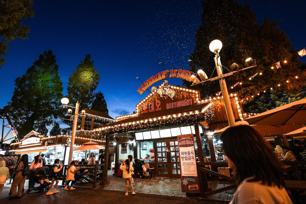 Parc à thème Seoul Land - Découvrez un divertissement sans fin au Parc à thème Seoul Land, premier parc à thème de la Corée du Sud. Le Parc à thème Seoul Land propose des attractions à sensations, des zones thématiques et des activités amusantes pour tous les âges. Explorez des zones thématiques comme le Quartier des personnages et la Terre de Demain au Parc à thème Seoul Land, et profitez de montagnes russes, de jeux et de parcours d'obstacles. Ne manquez pas les festivals saisonniers et les spectacles en direct qui rendent le Parc à thème Seoul Land spécial toute l'année. Parfait pour les familles et les amis, le Parc à thème Seoul Land promet des souvenirs inoubliables ! Parc à thème Seoul Land - Image 1 sur 5