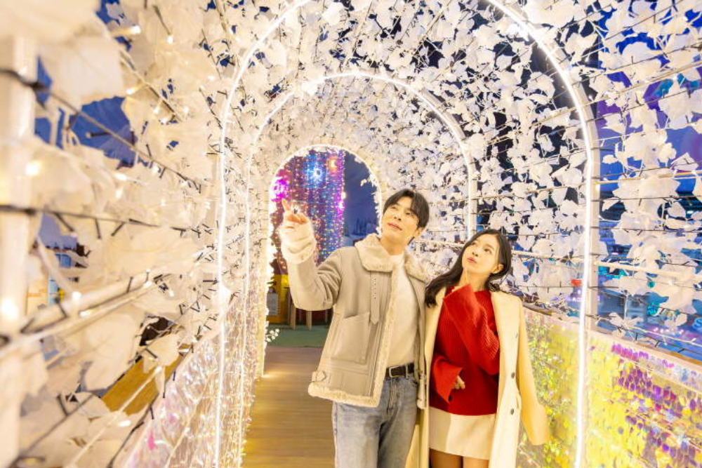 ONEMOUNT 雪地公园 - 体验位于京畿道的ONEMOUNT 雪地公园,这里拥有最长的室内雪滑梯。ONEMOUNT 雪地公园提供刺激的雪橇运动、绚丽的极光秀以及众多雪地主题景点。ONEMOUNT 雪地公园位于ONE MOUNT,是寻求乐趣和冒险的家庭的理想之地。在享受雪地乐趣后,还可探索附近的购物和餐饮选择。不要错过ONEMOUNT 雪地公园的难忘体验,这里雪地乐趣与刺激正等待着您! ONEMOUNT 雪地公园 - 图片 2 的 5