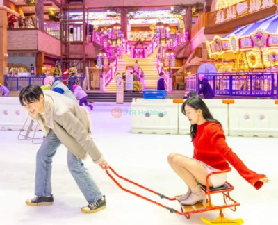ONEMOUNT 雪地公园 - 体验位于京畿道的ONEMOUNT 雪地公园,这里拥有最长的室内雪滑梯。ONEMOUNT 雪地公园提供刺激的雪橇运动、绚丽的极光秀以及众多雪地主题景点。ONEMOUNT 雪地公园位于ONE MOUNT,是寻求乐趣和冒险的家庭的理想之地。在享受雪地乐趣后,还可探索附近的购物和餐饮选择。不要错过ONEMOUNT 雪地公园的难忘体验,这里雪地乐趣与刺激正等待着您! ONEMOUNT 雪地公园 - 图片 5 的 5