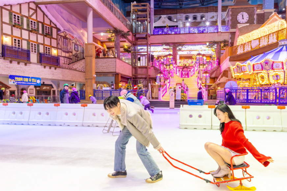 ONEMOUNT 雪地公园 - 体验位于京畿道的ONEMOUNT 雪地公园,这里拥有最长的室内雪滑梯。ONEMOUNT 雪地公园提供刺激的雪橇运动、绚丽的极光秀以及众多雪地主题景点。ONEMOUNT 雪地公园位于ONE MOUNT,是寻求乐趣和冒险的家庭的理想之地。在享受雪地乐趣后,还可探索附近的购物和餐饮选择。不要错过ONEMOUNT 雪地公园的难忘体验,这里雪地乐趣与刺激正等待着您! ONEMOUNT 雪地公园 - 图片 5 的 5