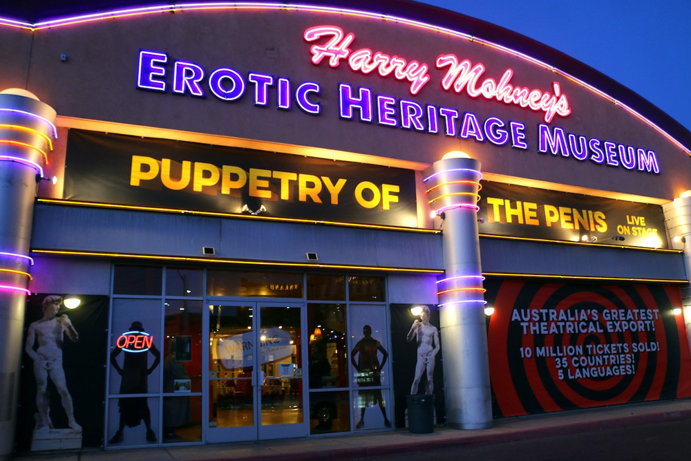 Musée du patrimoine érotique - Découvrez le Musée du patrimoine érotique à Las Vegas, présentant des expositions provocantes et éducatives sur la sexualité humaine, l'amour et même l'espace. Explorez la fascinante collection du musée, notamment Le Jardin des Délices, sa peinture maîtresse. Plongez dans l'histoire et le patrimoine du désir humain grâce à des présentations engageantes. Parfait pour ceux qui recherchent une compréhension plus profonde de l'érotisme et de son impact culturel. Musée du patrimoine érotique - Image 1 sur 5