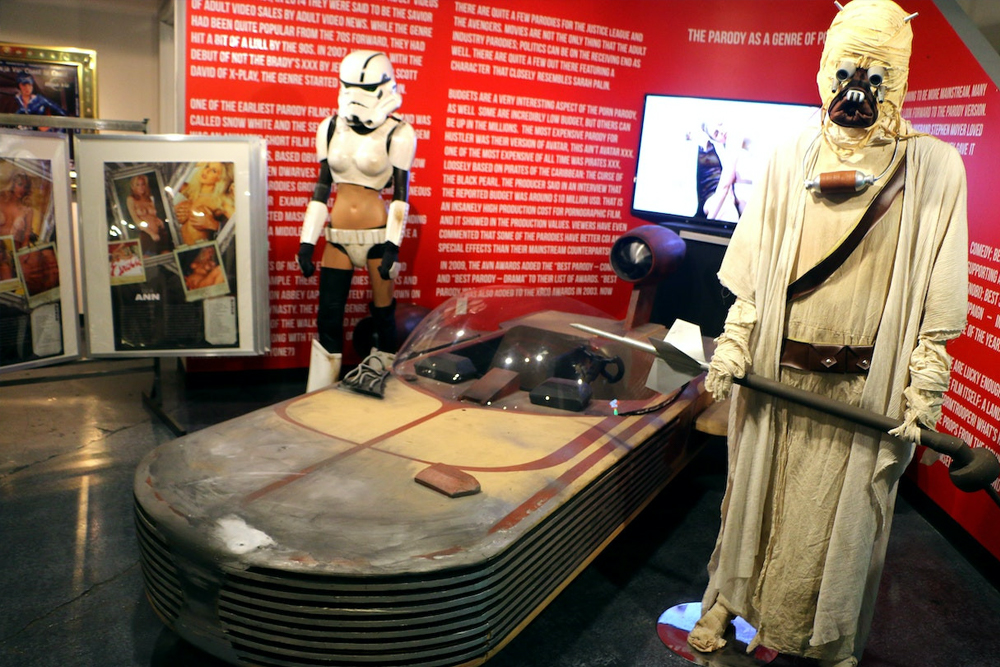 Musée du patrimoine érotique - Découvrez le Musée du patrimoine érotique à Las Vegas, présentant des expositions provocantes et éducatives sur la sexualité humaine, l'amour et même l'espace. Explorez la fascinante collection du musée, notamment Le Jardin des Délices, sa peinture maîtresse. Plongez dans l'histoire et le patrimoine du désir humain grâce à des présentations engageantes. Parfait pour ceux qui recherchent une compréhension plus profonde de l'érotisme et de son impact culturel. Musée du patrimoine érotique - Image 2 sur 5