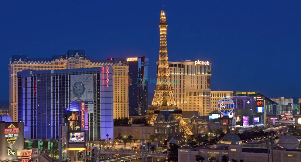 Entrada para la Plataforma de Observación de la Torre Eiffel en Las Vegas - Reserva tus entradas para la Plataforma de Observación de la Torre Eiffel en Las Vegas y disfruta de vistas panorámicas de 360 grados del deslumbrante Strip de Las Vegas. Esta icónica réplica a media escala de la Torre Eiffel de París ofrece impresionantes oportunidades para fotos, un ambiente romántico y una experiencia imperdible para los visitantes que desean explorar las principales atracciones de Las Vegas. Entrada para la Plataforma de Observación de la Torre Eiffel en Las Vegas - Imagen 1 de 5