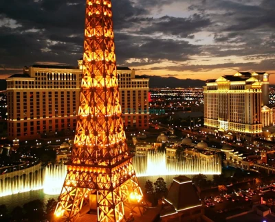 Entrada para la Plataforma de Observación de la Torre Eiffel en Las Vegas - Reserva tus entradas para la Plataforma de Observación de la Torre Eiffel en Las Vegas y disfruta de vistas panorámicas de 360 grados del deslumbrante Strip de Las Vegas. Esta icónica réplica a media escala de la Torre Eiffel de París ofrece impresionantes oportunidades para fotos, un ambiente romántico y una experiencia imperdible para los visitantes que desean explorar las principales atracciones de Las Vegas. Entrada para la Plataforma de Observación de la Torre Eiffel en Las Vegas - Imagen 2 de 5