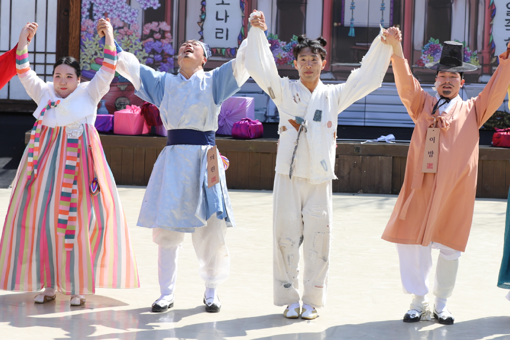 Korean Folk Village - Image 1 of 5