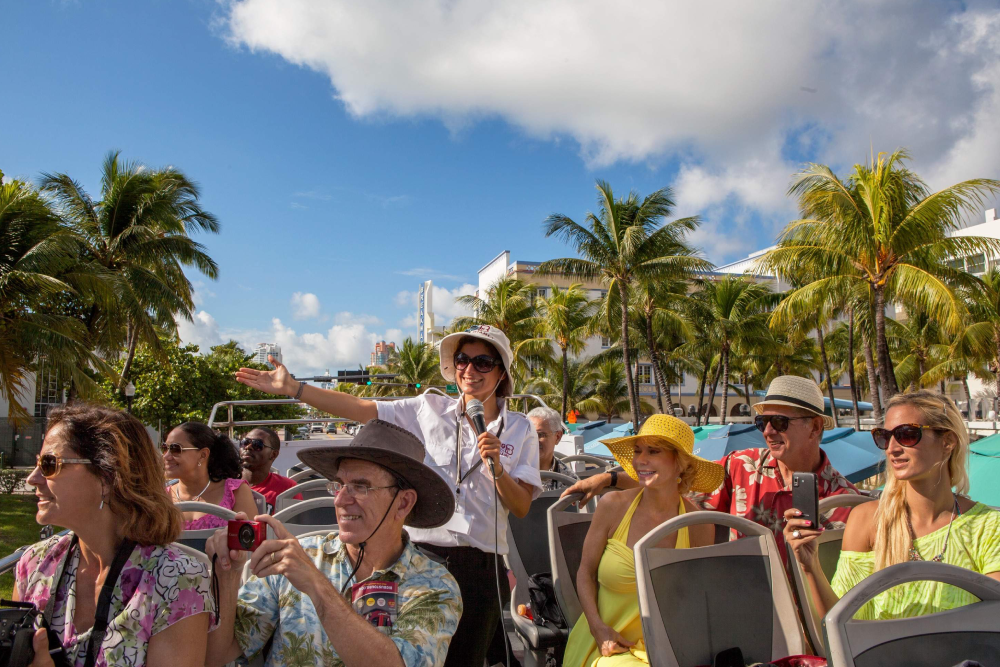Miami Open-Top Nachttour im Doppeldeckerbus - Erkunden Sie Miamis lebhafte Nachtleben auf einer 90-minütigen Open-Top-Nachttour im Bus. Fahren Sie durch Downtown, Brickell und South Beach und bewundern Sie beleuchtete Wolkenkratzer und ikonische Sehenswürdigkeiten. Genießen Sie atemberaubende Ausblicke auf die Skyline von der Key Biscayne Brücke und spüren Sie die Meeresbrise Miamis, während Sie an palmenbestandenen Straßen vorbeifahren. Expertenführer bieten spannende Kommentare und teilen faszinierende Einblicke in die Geschichte und Kultur der Stadt. Eine perfekte Möglichkeit, den Zauber von Miami nach Einbruch der Dunkelheit zu erleben. Miami Open-Top Nachttour im Doppeldeckerbus - Bild 3 von 5