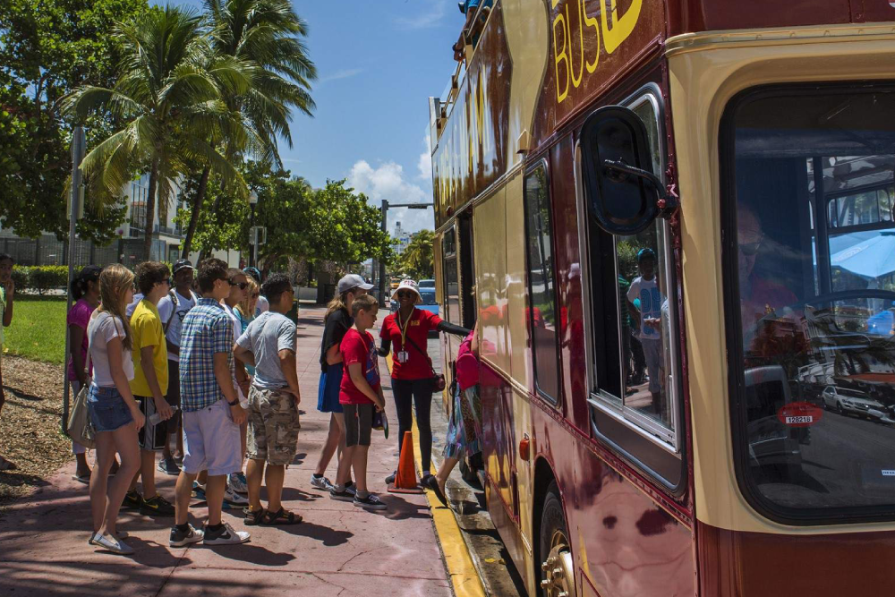 Miami Open-Top Nachttour im Doppeldeckerbus - Erkunden Sie Miamis lebhafte Nachtleben auf einer 90-minütigen Open-Top-Nachttour im Bus. Fahren Sie durch Downtown, Brickell und South Beach und bewundern Sie beleuchtete Wolkenkratzer und ikonische Sehenswürdigkeiten. Genießen Sie atemberaubende Ausblicke auf die Skyline von der Key Biscayne Brücke und spüren Sie die Meeresbrise Miamis, während Sie an palmenbestandenen Straßen vorbeifahren. Expertenführer bieten spannende Kommentare und teilen faszinierende Einblicke in die Geschichte und Kultur der Stadt. Eine perfekte Möglichkeit, den Zauber von Miami nach Einbruch der Dunkelheit zu erleben. Miami Open-Top Nachttour im Doppeldeckerbus - Bild 2 von 5