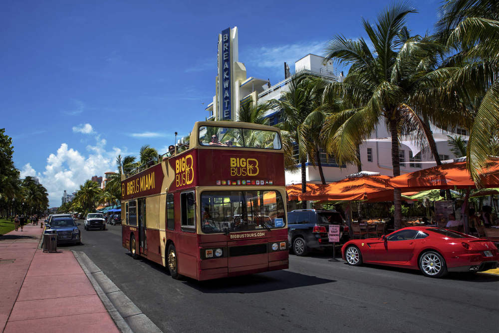 Miami Open-Top Nachttour im Doppeldeckerbus - Erkunden Sie Miamis lebhafte Nachtleben auf einer 90-minütigen Open-Top-Nachttour im Bus. Fahren Sie durch Downtown, Brickell und South Beach und bewundern Sie beleuchtete Wolkenkratzer und ikonische Sehenswürdigkeiten. Genießen Sie atemberaubende Ausblicke auf die Skyline von der Key Biscayne Brücke und spüren Sie die Meeresbrise Miamis, während Sie an palmenbestandenen Straßen vorbeifahren. Expertenführer bieten spannende Kommentare und teilen faszinierende Einblicke in die Geschichte und Kultur der Stadt. Eine perfekte Möglichkeit, den Zauber von Miami nach Einbruch der Dunkelheit zu erleben. Miami Open-Top Nachttour im Doppeldeckerbus - Bild 4 von 5