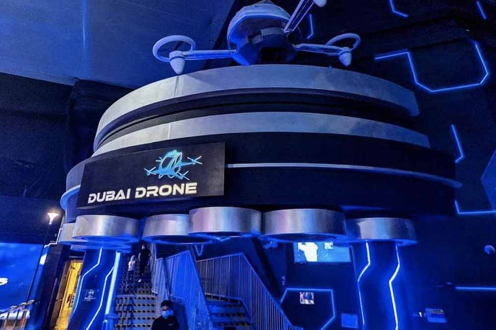 VRパーク・ドバイ(PlayDXB) - VRパーク・ドバイは世界有数の究極のVRパークのひとつです。選択したゲームに応じた「ペイ&プレイ」パスでVRパーク・ドバイをお楽しみください。チケットはオンラインで今すぐ予約してお得にご利用いただけます。VRパーク・ドバイはドバイモールのレベル2に位置し、家族で楽しめる世界最大級の屋内バーチャルリアリティパークです。 VRパーク・ドバイ(PlayDXB) - 画像 2 の 5