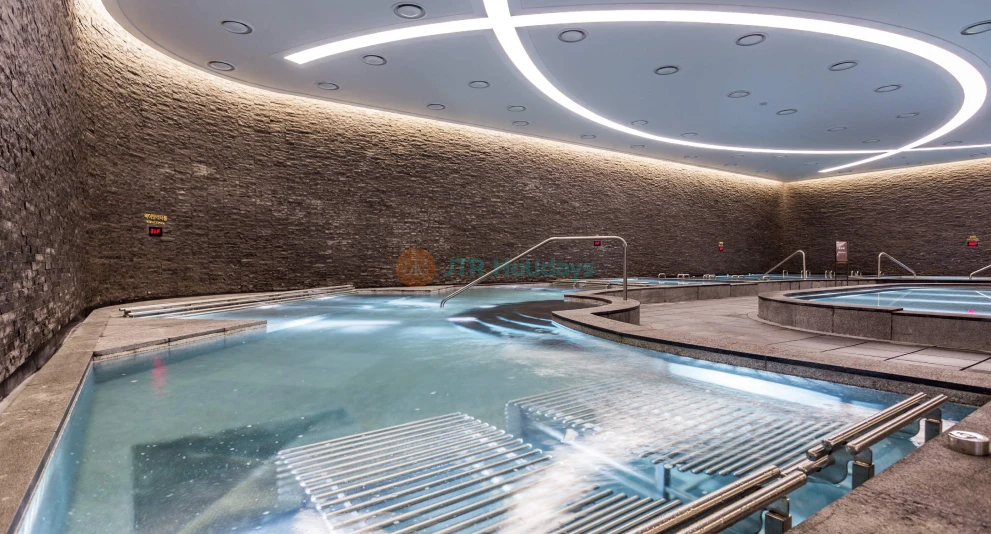 AQUAFIELD Goyang - AQUAFIELD Goyang bietet ein entspannendes und verjüngendes Erlebnis im Herzen von Gyeonggi-do. Im AQUAFIELD Goyang können Sie verschiedene Wellnesseinrichtungen wie den Wolkenraum, den Mineralsteinraum, den Salzzimmer und die Fuß-Spa-Lounge genießen, die alle zu Ihrem Komfort und Ihrer Entspannung gestaltet sind. Die Hochtemperaturräume von AQUAFIELD Goyang fördern die Durchblutung und entgiften Ihren Körper, was es zu einem idealen Ort zum Entspannen macht. Ob Sie die beruhigende Fuß-Spa-Lounge oder die therapeutischen Räume besuchen, AQUAFIELD Goyang garantiert eine erfrischende Auszeit. Entdecken Sie heute das Beste aus Wellness und Entspannung im AQUAFIELD Goyang. AQUAFIELD Goyang - Bild 1 von 5