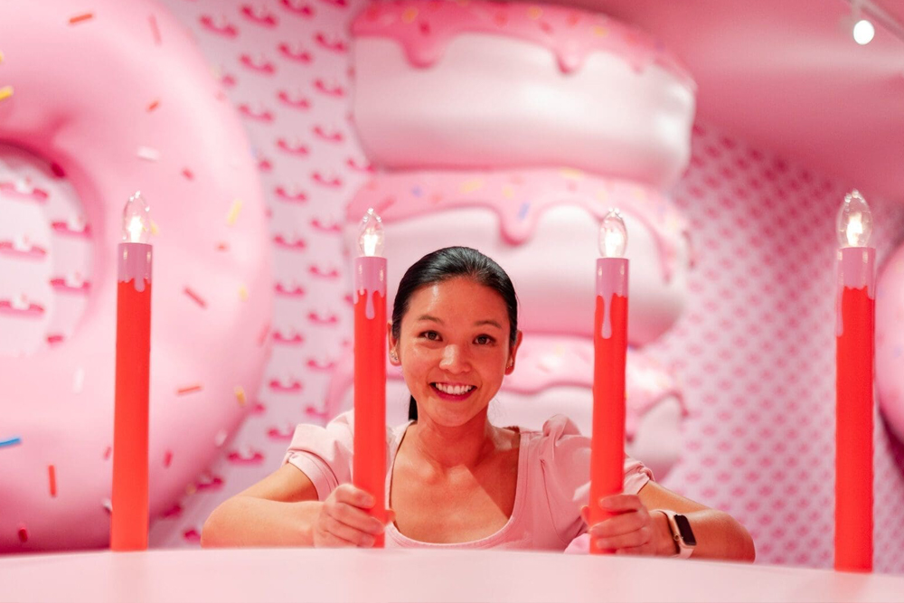 Museum of Ice Cream Chicago - Besuchen Sie das Museum of Ice Cream Chicago für unbegrenzte Leckereien, interaktive Ausstellungen und unterhaltsame Installationen. Erkunden Sie eiscreme-themenbezogene Räume, probieren Sie einzigartige Köstlichkeiten und schaffen Sie süße Erinnerungen mit Ihren Liebsten! Museum of Ice Cream Chicago - Bild 4 von 5