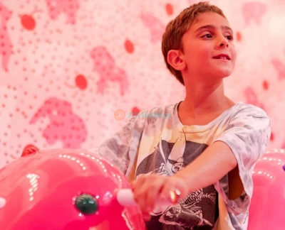 Museum of Ice Cream Chicago - Besuchen Sie das Museum of Ice Cream Chicago für unbegrenzte Leckereien, interaktive Ausstellungen und unterhaltsame Installationen. Erkunden Sie eiscreme-themenbezogene Räume, probieren Sie einzigartige Köstlichkeiten und schaffen Sie süße Erinnerungen mit Ihren Liebsten! Museum of Ice Cream Chicago - Bild 5 von 5