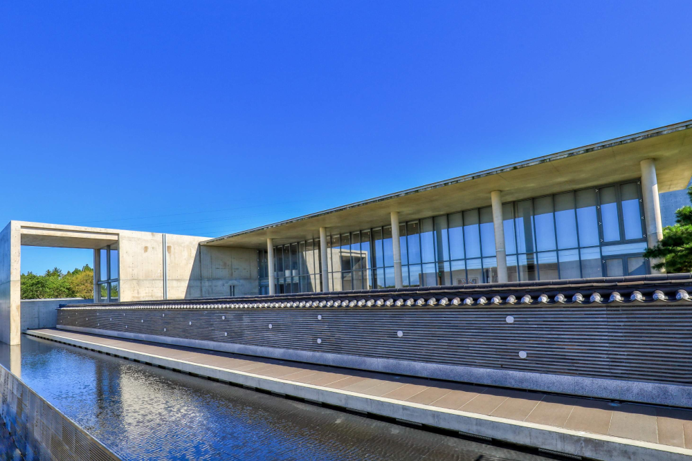 Bonte Museum Jeju - Bonte Museum Jeju is a beautiful place where you can explore traditional Korean art and handicrafts. Located on Jeju Island, Bonte Museum Jeju showcases a stunning collection of Korean culture, including items like portable dining tables, wrapping cloths, and wooden furniture. The museum is designed by the famous architect Tadao Ando, making it a unique blend of art and architecture. Visit Bonte Museum Jeju to learn more about the beauty of Korea's traditional handicrafts and experience its peaceful atmosphere. Bonte Museum Jeju offers a glimpse into the past while looking toward the future of Korean heritage. Bonte Museum Jeju - Image 2 of 5