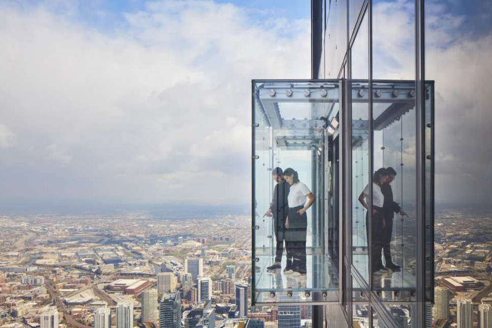 Билет на обзорную площадку Skydeck Chicago - Посетите Skydeck Chicago для потрясающих видов с 103-го этажа Willis Tower. Выйдите на The Ledge, стеклянную платформу, расположенную на высоте 400 метров над городом, и исследуйте интерактивные экспозиции, рассказывающие историю Чикаго. Незабываемое впечатление! Билет на обзорную площадку Skydeck Chicago - Изображение 3 из 5