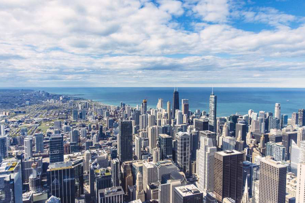 Билет на обзорную площадку Skydeck Chicago - Посетите Skydeck Chicago для потрясающих видов с 103-го этажа Willis Tower. Выйдите на The Ledge, стеклянную платформу, расположенную на высоте 400 метров над городом, и исследуйте интерактивные экспозиции, рассказывающие историю Чикаго. Незабываемое впечатление! Билет на обзорную площадку Skydeck Chicago - Изображение 4 из 5