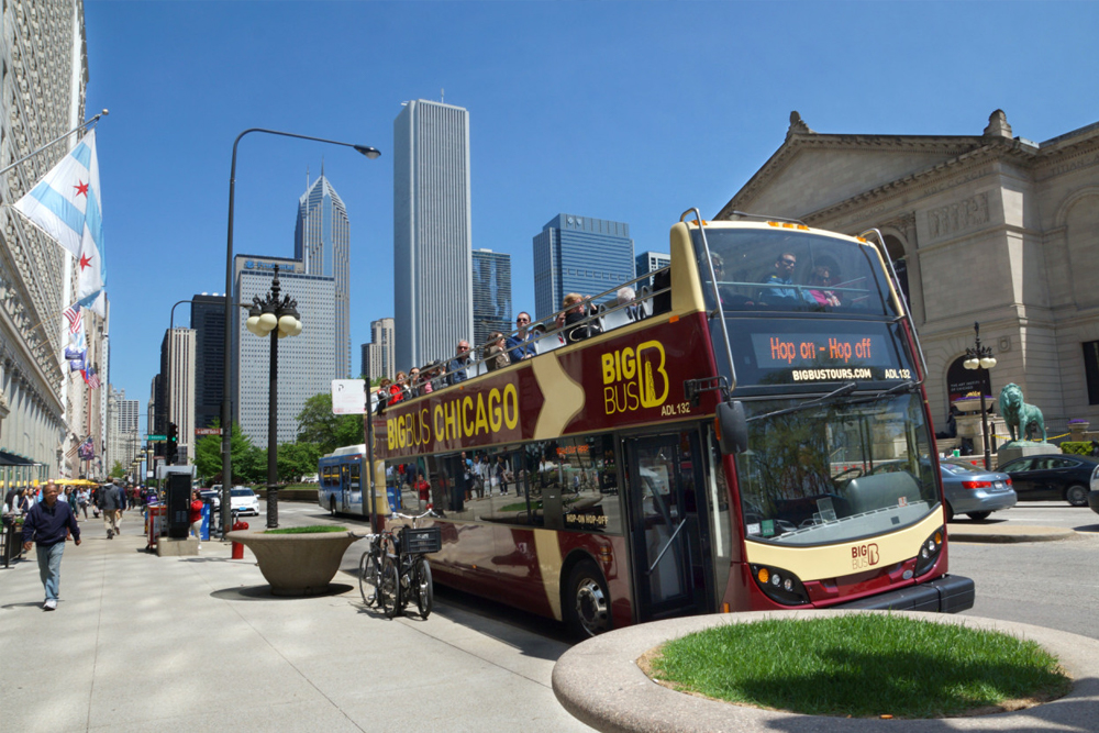 Chicago Big Bus Hop-On Hop-Off Touren (Dach offen) - Entdecken Sie Chicago mit der ikonischen Big Bus Hop-On Hop-Off Tour. Erkunden Sie die Top-Attraktionen der Stadt mit einer flexiblen, offenen Sightseeing-Erfahrung. Genießen Sie atemberaubende Ausblicke und steigen Sie in Ihrem eigenen Tempo an berühmten Sehenswürdigkeiten aus. Perfekt für Erstbesucher und jene, die die Stadt aus einer einzigartigen Perspektive sehen möchten. Chicago Big Bus Hop-On Hop-Off Touren (Dach offen) - Bild 3 von 5