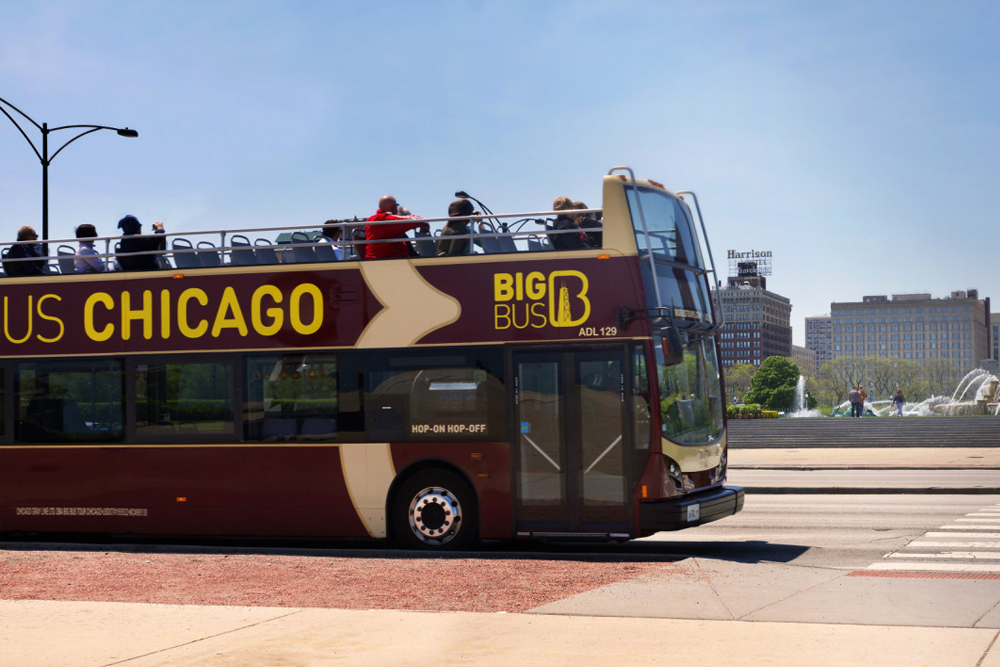 Chicago Big Bus Hop-On Hop-Off Touren (Dach offen) - Entdecken Sie Chicago mit der ikonischen Big Bus Hop-On Hop-Off Tour. Erkunden Sie die Top-Attraktionen der Stadt mit einer flexiblen, offenen Sightseeing-Erfahrung. Genießen Sie atemberaubende Ausblicke und steigen Sie in Ihrem eigenen Tempo an berühmten Sehenswürdigkeiten aus. Perfekt für Erstbesucher und jene, die die Stadt aus einer einzigartigen Perspektive sehen möchten. Chicago Big Bus Hop-On Hop-Off Touren (Dach offen) - Bild 4 von 5
